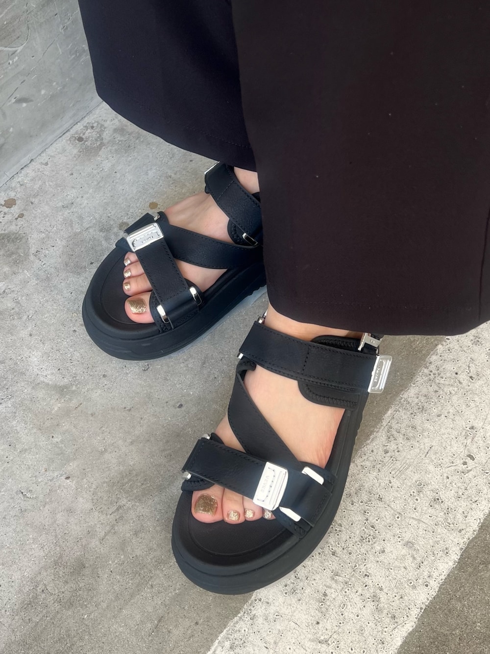 ブラック系のサンダル、ブラック系のシャツ/ブラウス、シルバー系のショルダーバッグを着用したレディースの春コーディネートの7枚目の写真