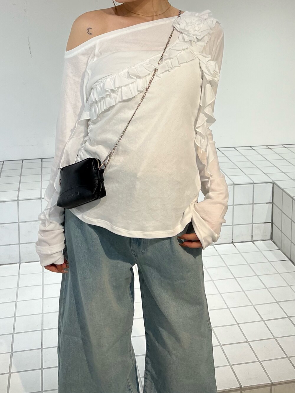 ホワイト系のTシャツ/カットソー、ブルー系のデニムパンツ、ブラック系のサンダルを着用したレディースの春コーディネートの5枚目の写真