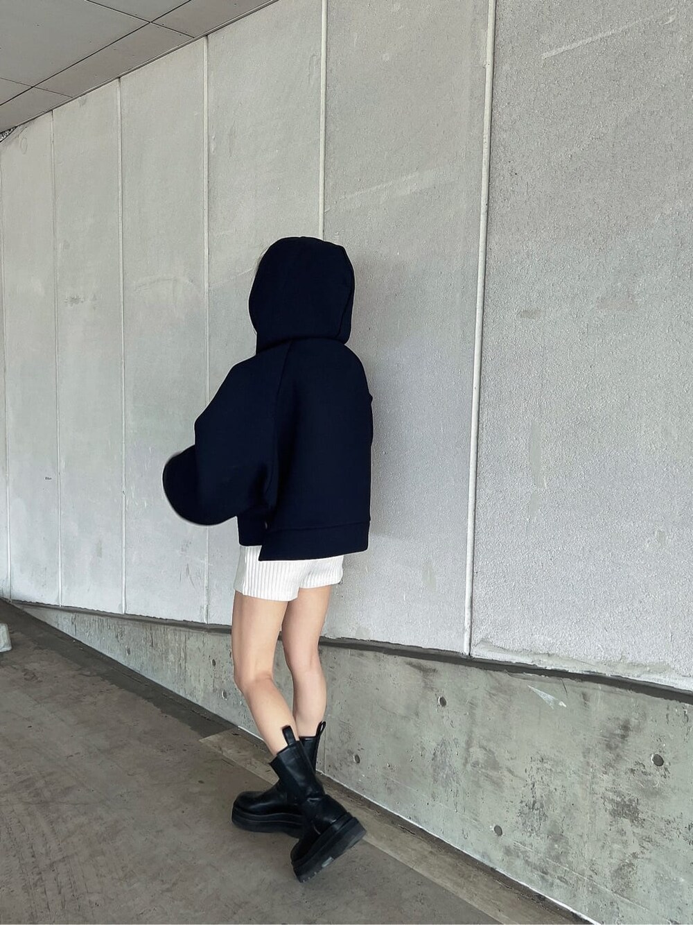 ブルー系のパーカーを着用したレディースの秋コーディネートの3枚目の写真