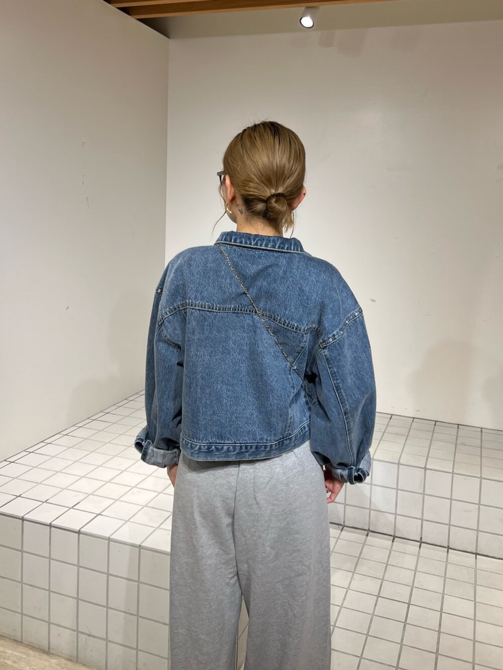 ブラック系のサンダル、ブルー系のデニムジャケット、グレー系のその他パンツを着用したレディースの春コーディネートの5枚目の写真