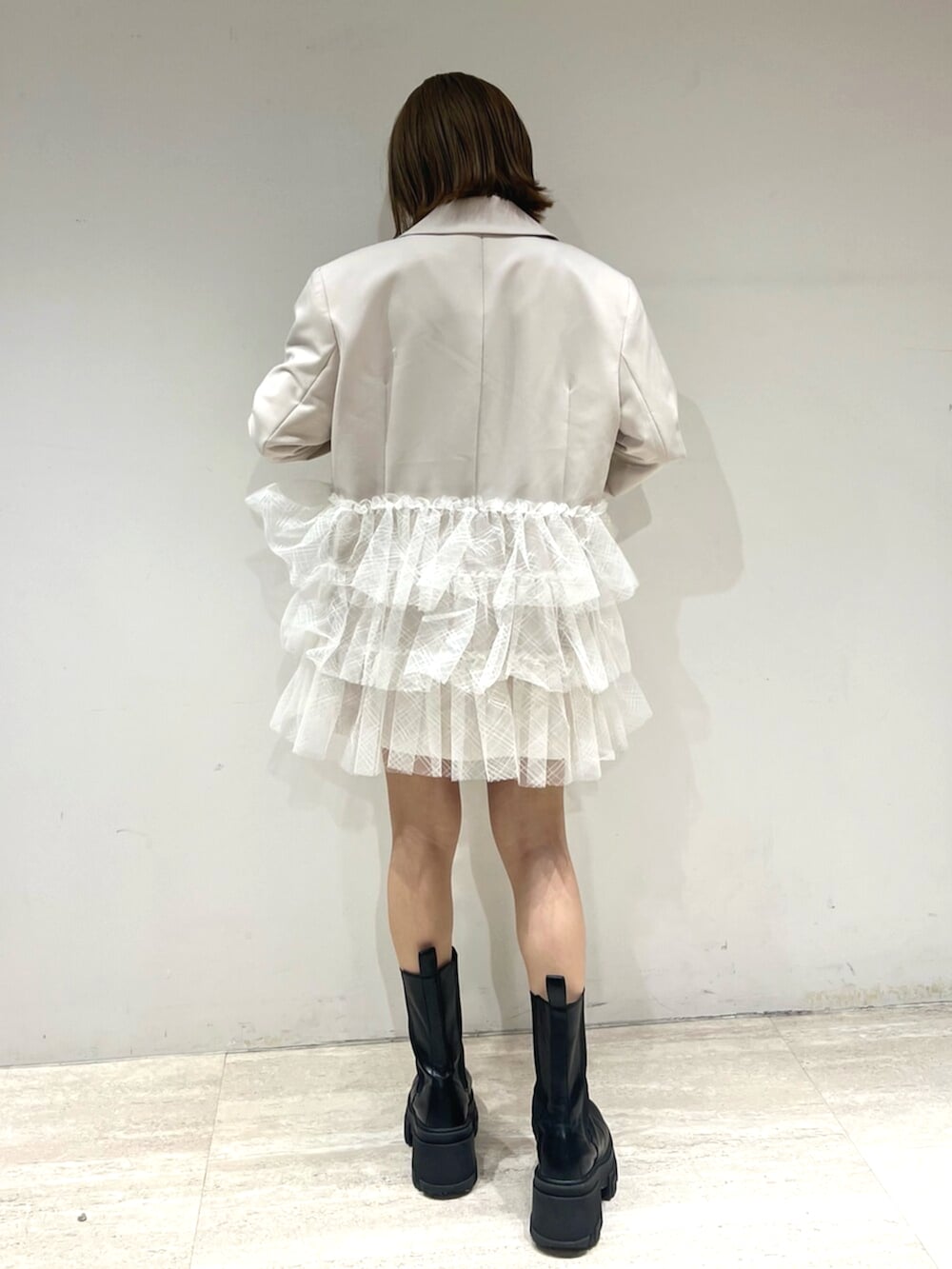 イエロー系のTシャツ/カットソー、ホワイト系のその他パンツ、ホワイト系のテーラードジャケットを着用したレディースの春コーディネートの3枚目の写真