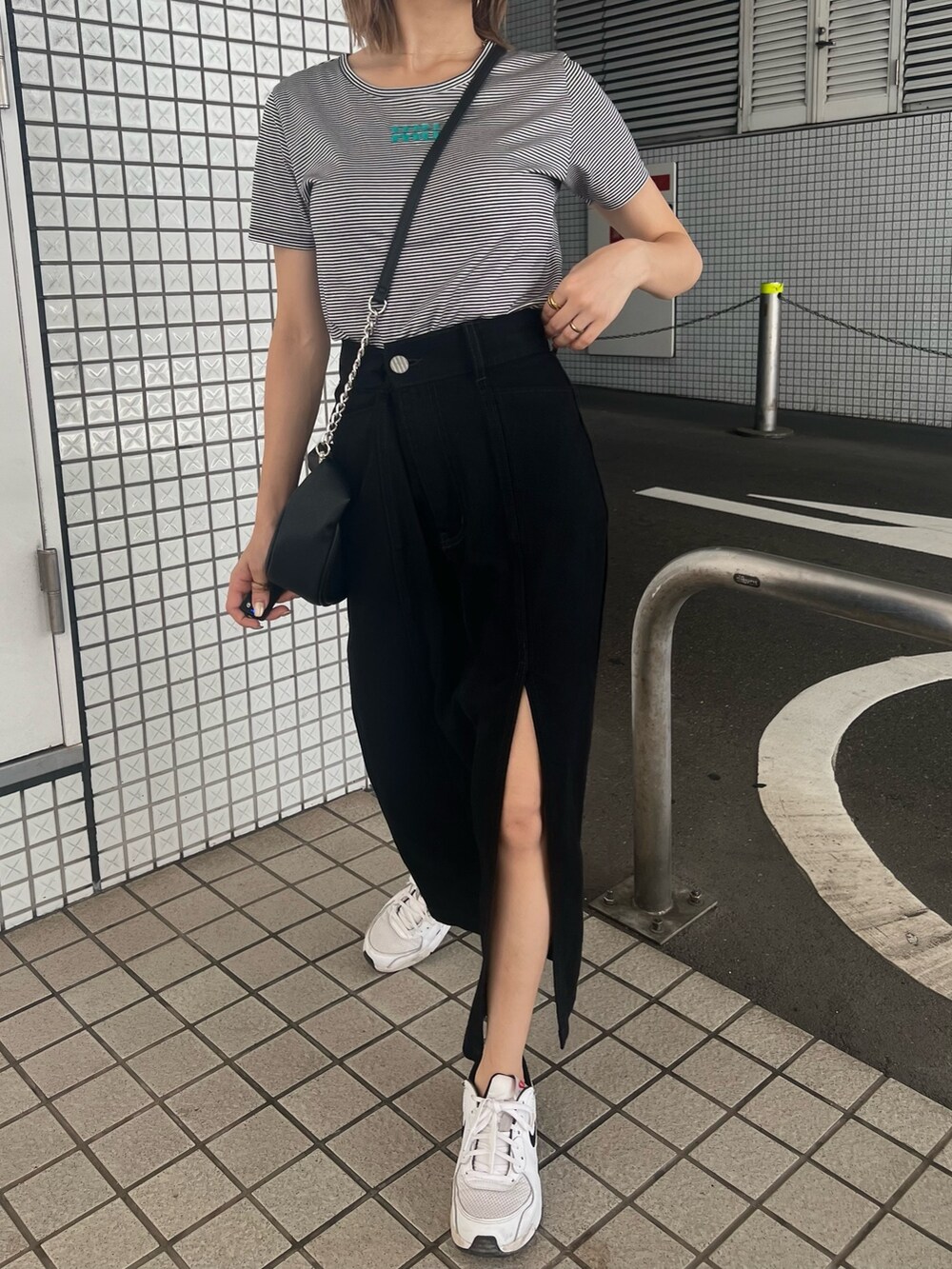 その他のTシャツ/カットソー、ブラック系のスカートを着用したレディースの夏コーディネートの6枚目の写真