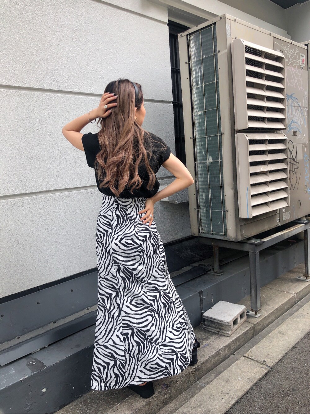 ブラック系のTシャツ/カットソー、その他のスカートを着用したレディースの夏コーディネートの5枚目の写真