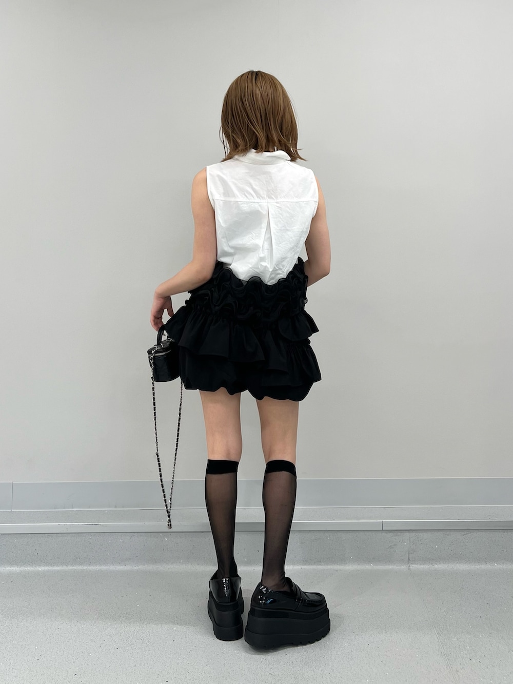 ブラック系のその他パンツ、ホワイト系のシャツ/ブラウスを着用したレディースの夏コーディネートの3枚目の写真