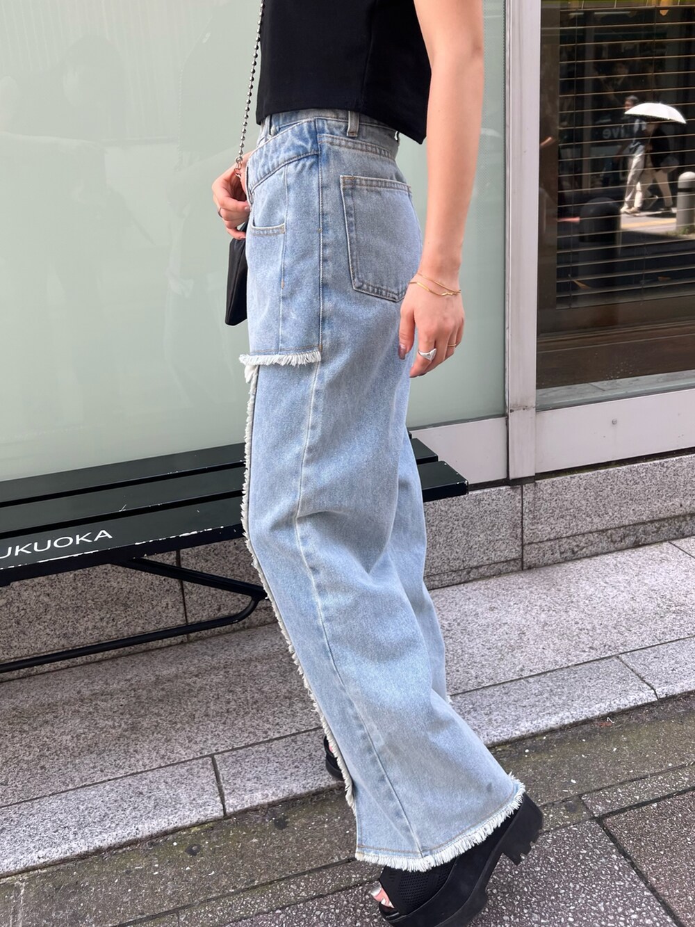 ブラック系のTシャツ/カットソー、ブルー系のデニムパンツ、ブラック系のショルダーバッグを着用したレディースの夏コーディネートの8枚目の写真