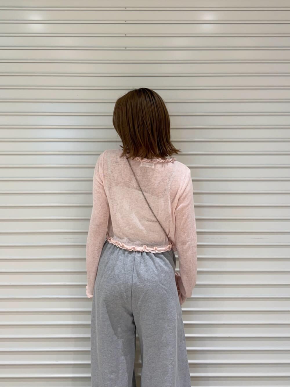 グレー系のその他パンツ、ピンク系のニット/セーターを着用したレディースの春コーディネートの5枚目の写真