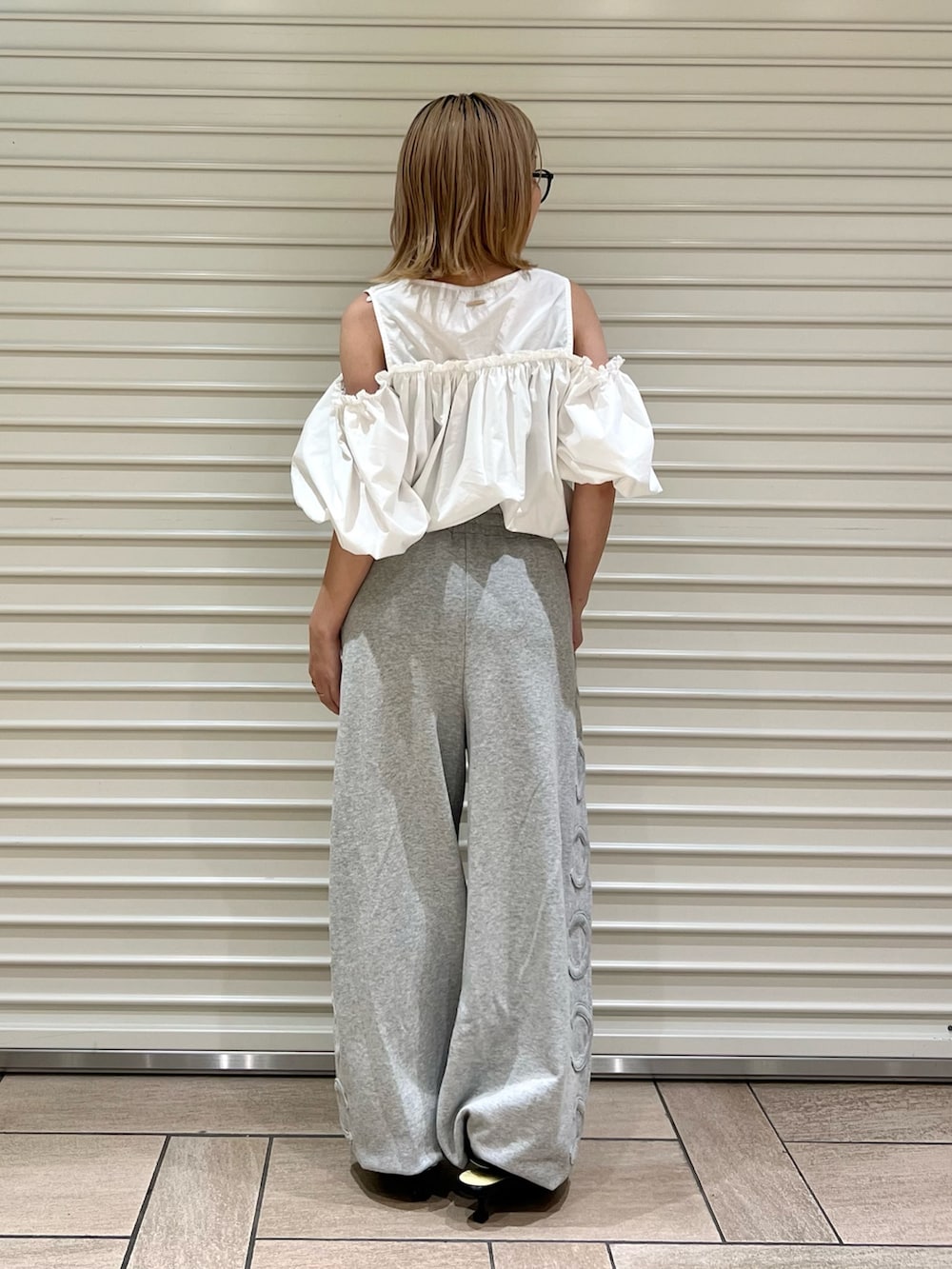 グレー系のスウェットパンツ、ホワイト系のシャツ/ブラウスを着用したレディースの夏コーディネートの3枚目の写真