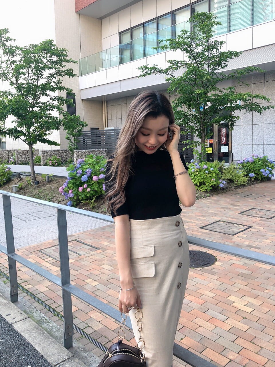 ホワイト系のスカート、その他のサンダル、ブラック系のニット/セーターを着用したレディースの夏コーディネートの4枚目の写真