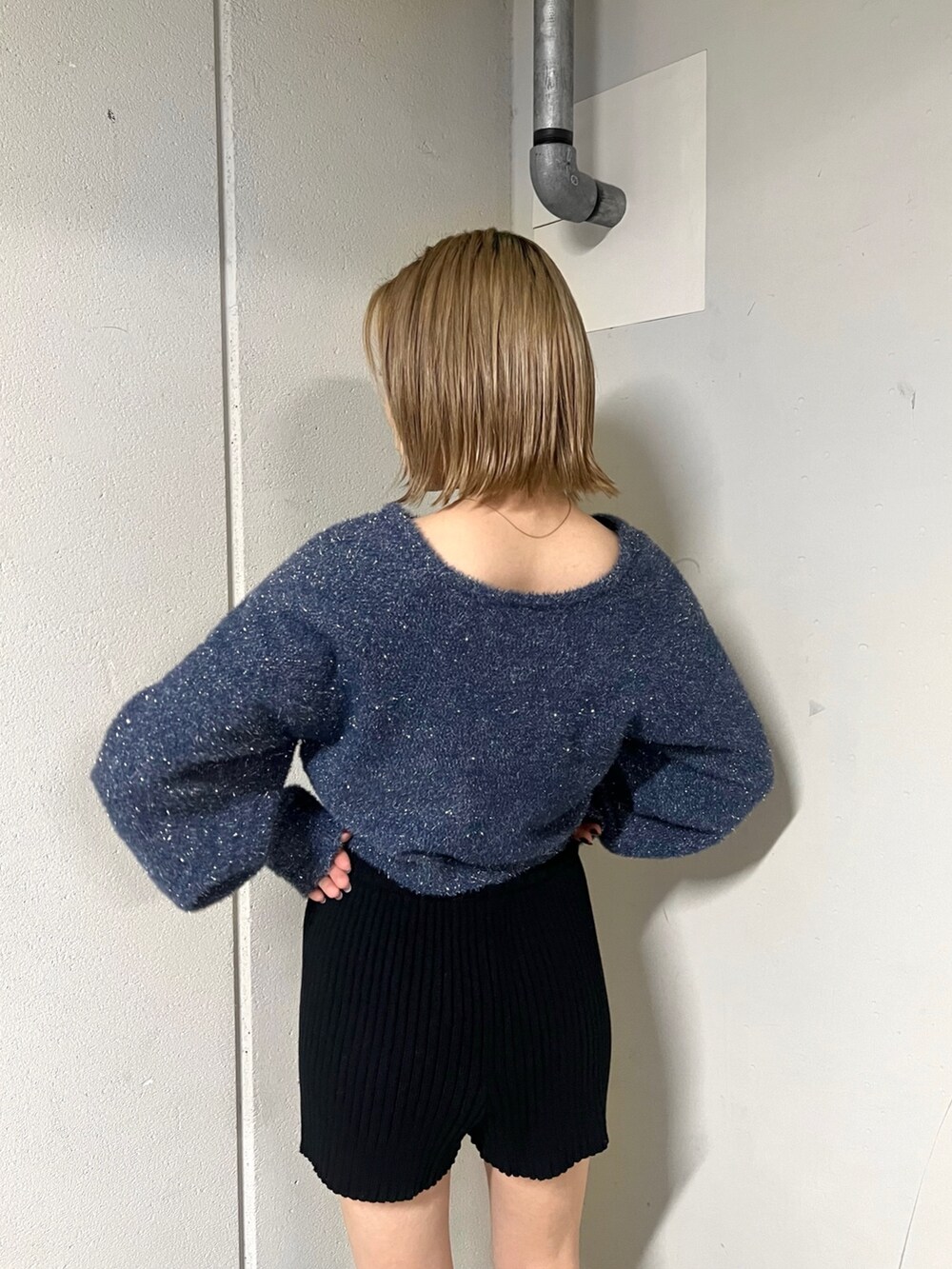 ブルー系のニット/セーター、グレー系のムートンコート、ブラック系のその他パンツを着用したレディースの秋コーディネートの7枚目の写真