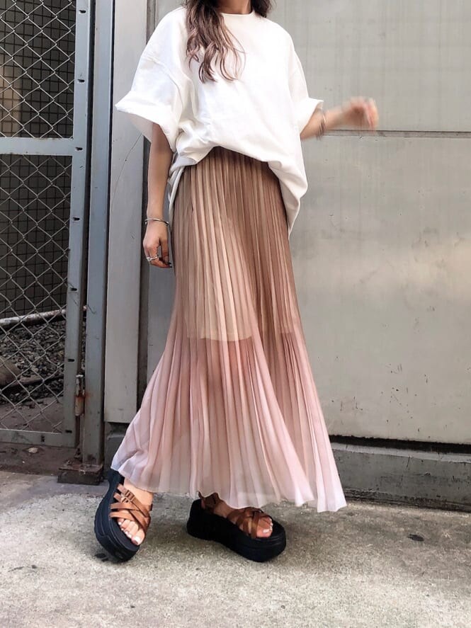 ブラック系のサンダル、ホワイト系のTシャツ/カットソー、ベージュ系のスカートを着用したレディースの夏コーディネートの3枚目の写真