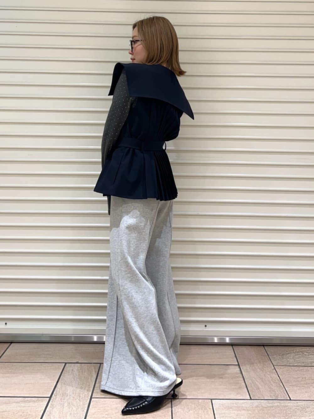 グレー系のその他パンツ、ブラック系のサンダル、ブルー系のその他アウターを着用したレディースの春コーディネートの2枚目の写真