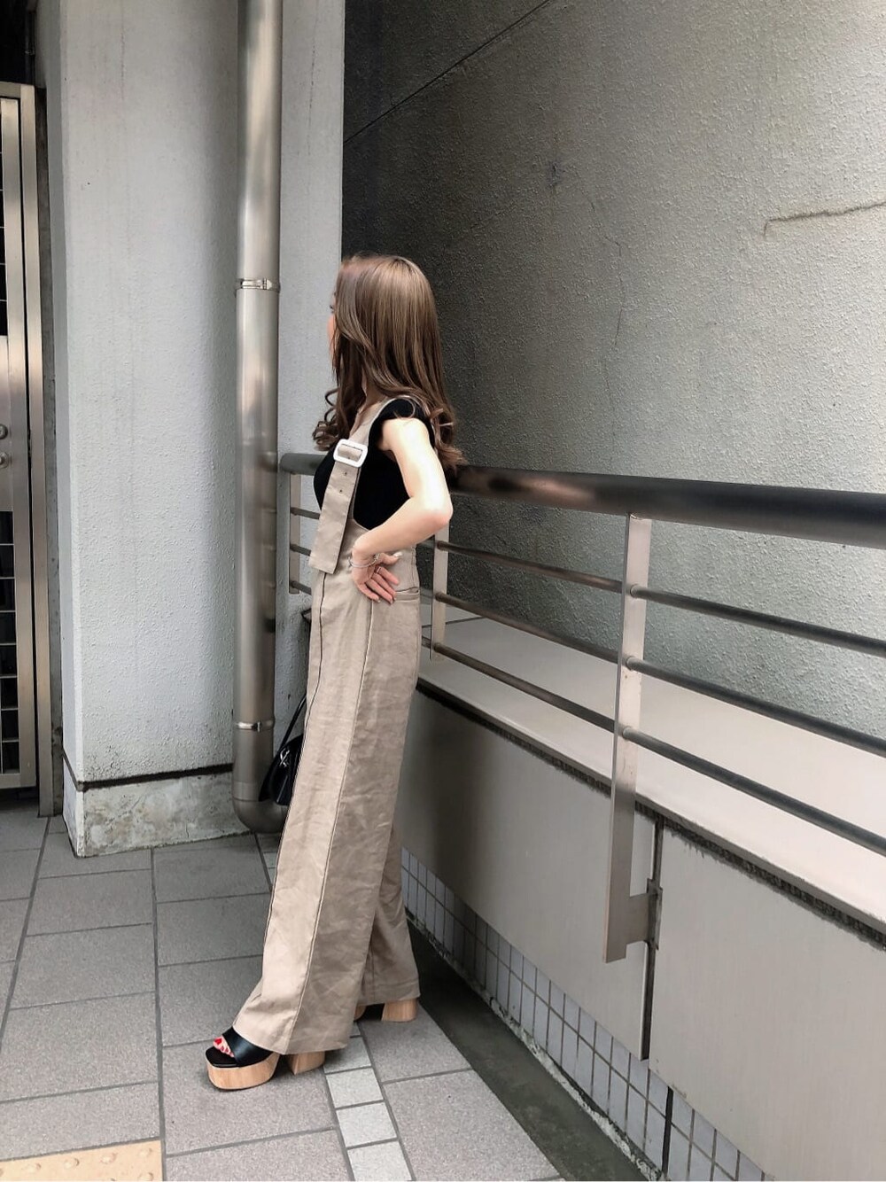 ブラック系のサンダル、ベージュ系のつなぎ/オールインワン、ブラック系のタンクトップを着用したレディースの春コーディネートの3枚目の写真