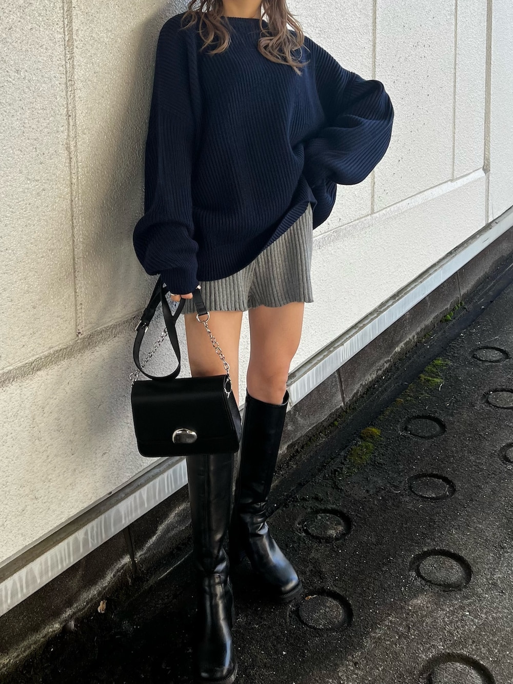 ブルー系のニット/セーター、グレー系のスウェットパンツ、ブラック系のブーツを着用したレディースの冬コーディネートの7枚目の写真