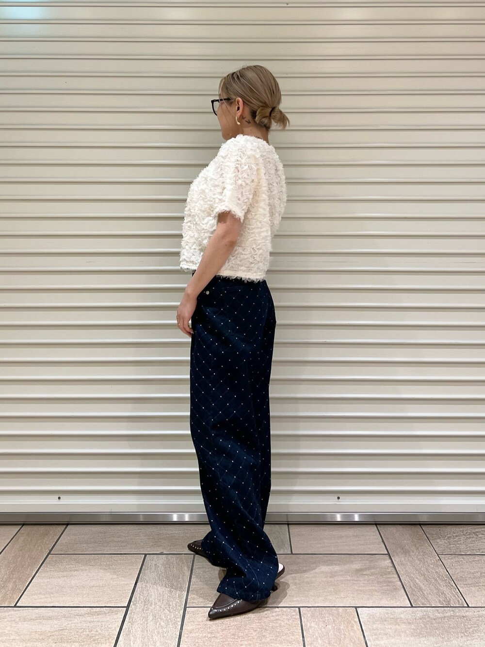 ブルー系のデニムパンツ、ホワイト系のカーディガン/ボレロを着用したレディースの夏コーディネートの2枚目の写真