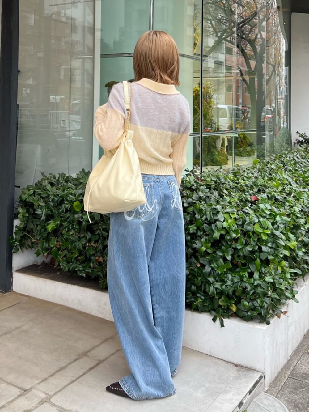 ブルー系のその他パンツ、イエロー系のショルダーバッグ、イエロー系のニット/セーターを着用したレディースの冬コーディネートの3枚目の写真