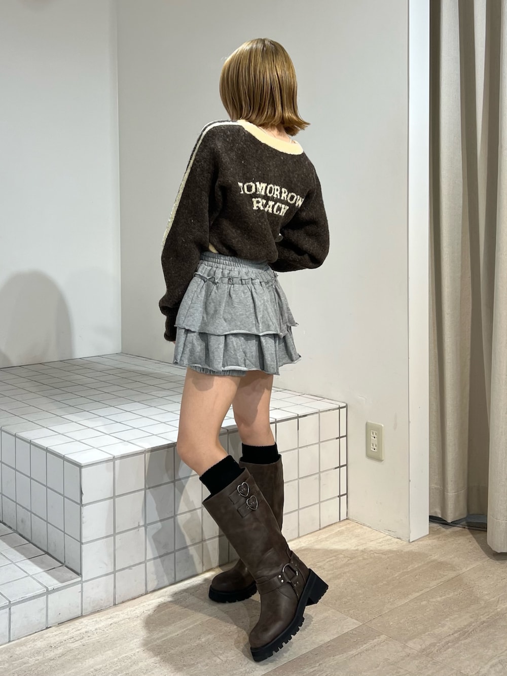 グレー系のその他パンツ、ブラウン系のニット/セーター、ブラウン系のブーツを着用したレディースの冬コーディネートの3枚目の写真