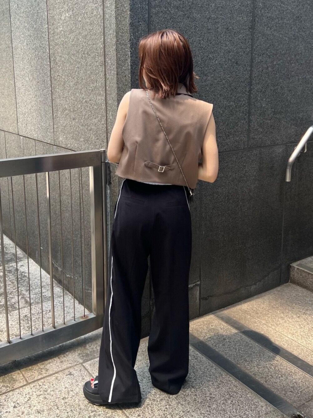 ブラック系のサンダル、ブラック系のショルダーバッグ、ブラック系のその他パンツを着用したレディースの夏コーディネートの3枚目の写真