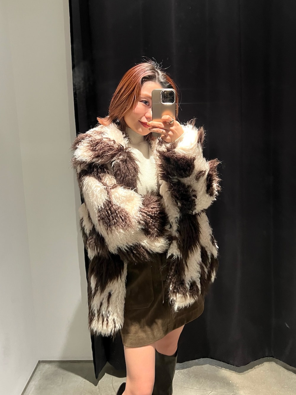 その他のブルゾン、ブラウン系のブーツ、ホワイト系のニット/セーターを着用したレディースの冬コーディネートの4枚目の写真