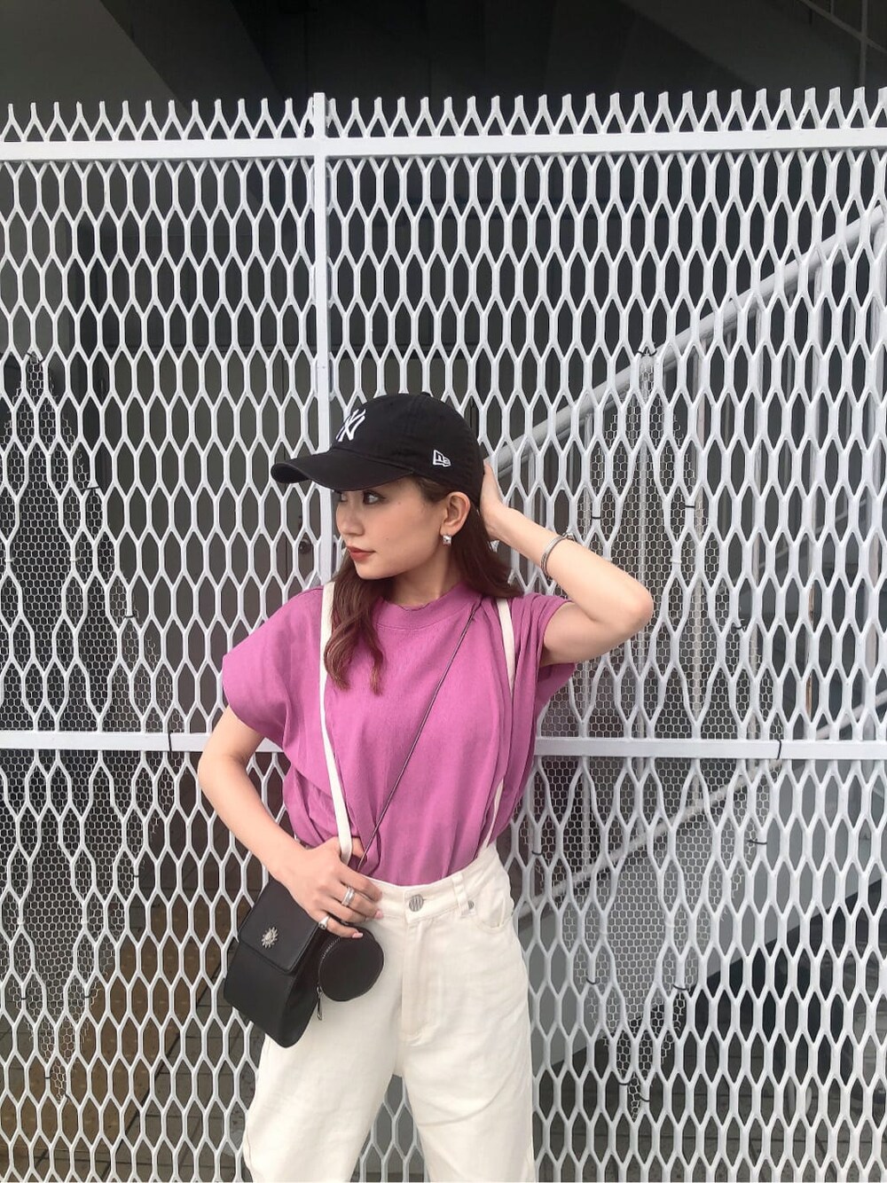 ピンク系のタンクトップ、ホワイト系のデニムパンツ、ブラック系のサンダルを着用したレディースの春コーディネートの6枚目の写真