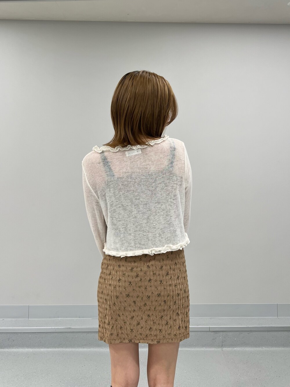 ホワイト系のカーディガン/ボレロ、ブラウン系のワンピースを着用したレディースの夏コーディネートの5枚目の写真