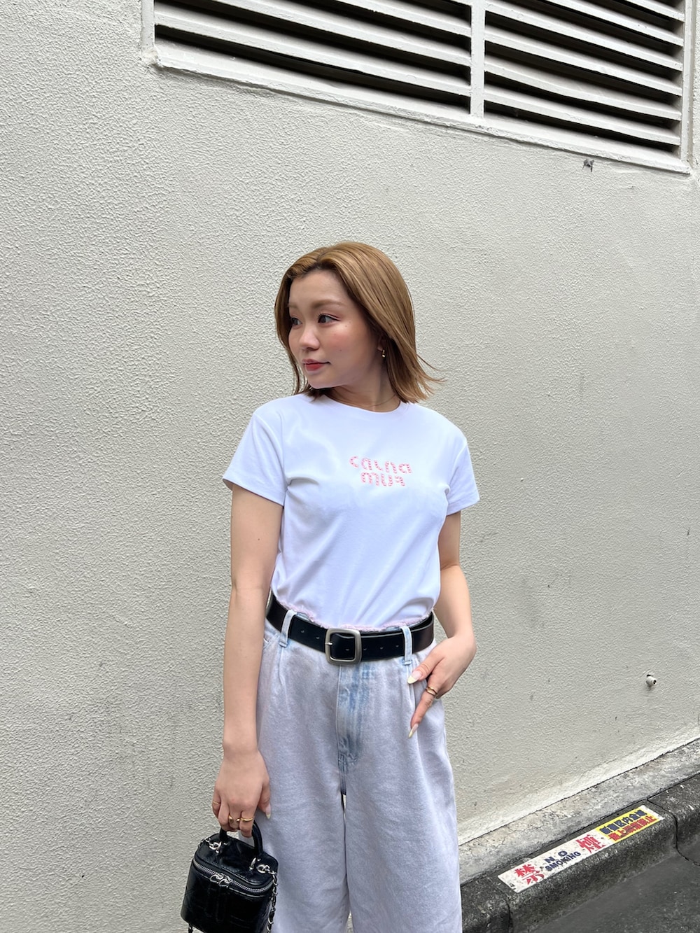 ピンク系のデニムパンツ、ホワイト系のTシャツ/カットソーを着用したレディースの夏コーディネートの4枚目の写真