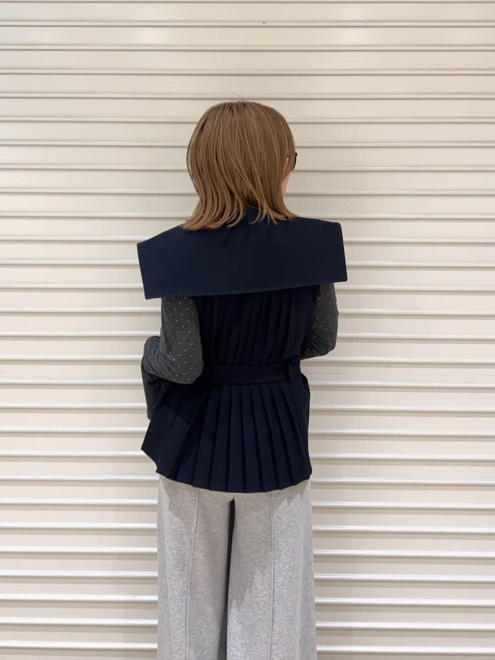 グレー系のその他パンツ、ブラック系のサンダル、ブルー系のその他アウターを着用したレディースの春コーディネートの7枚目の写真