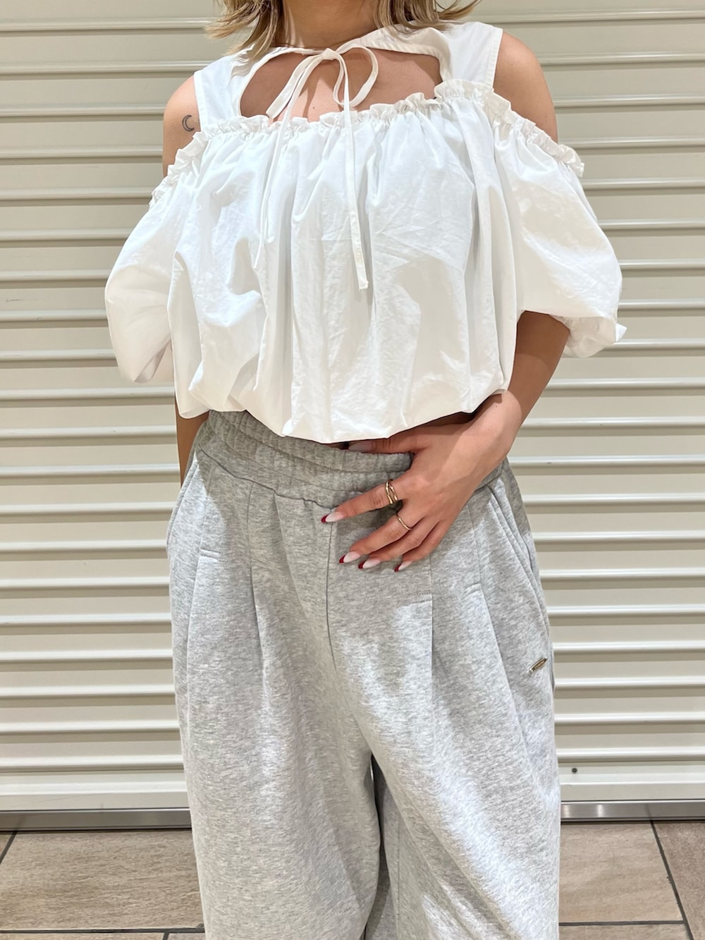 グレー系のスウェットパンツ、ホワイト系のシャツ/ブラウスを着用したレディースの夏コーディネートの6枚目の写真