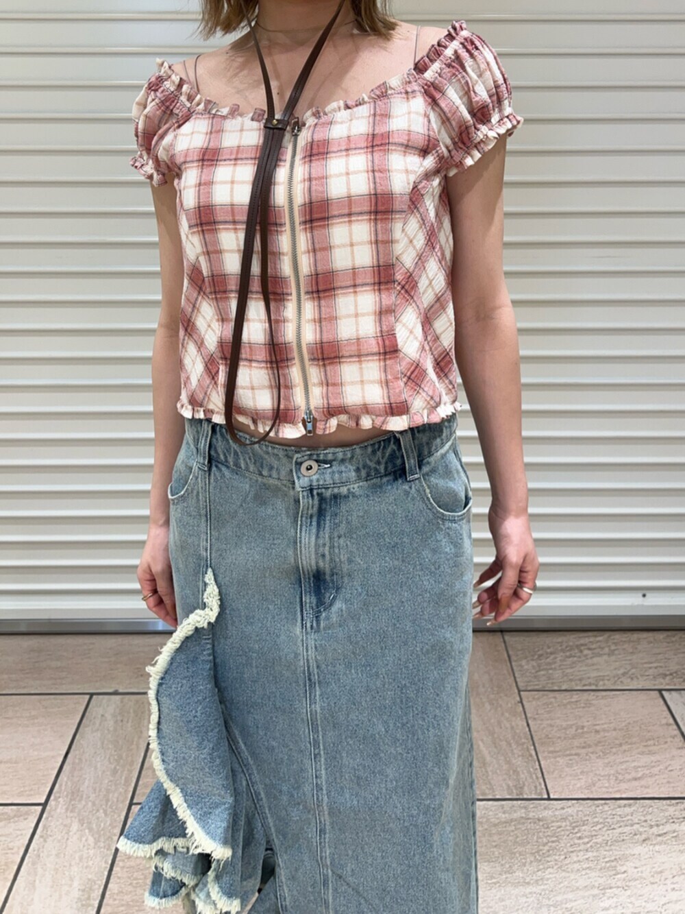 ブルー系のスカート、ピンク系のシャツ/ブラウス、ブラウン系のハットを着用したレディースの春コーディネートの7枚目の写真