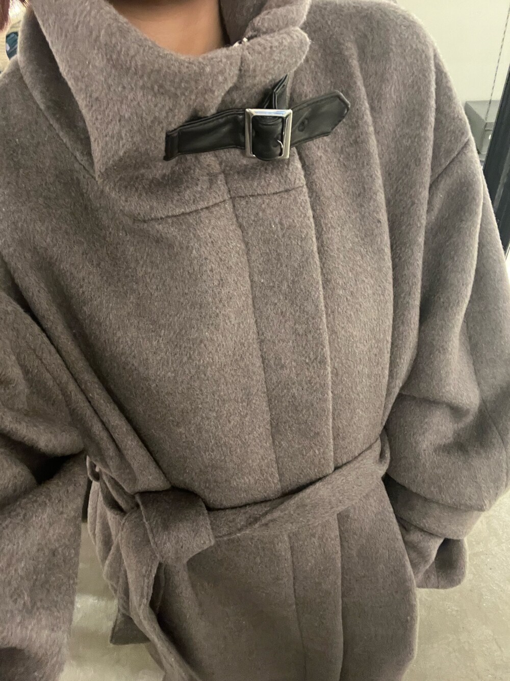 ブラウン系のその他アウター、ブラック系のTシャツ/カットソー、ブラック系のスカートを着用したレディースの秋コーディネートの6枚目の写真