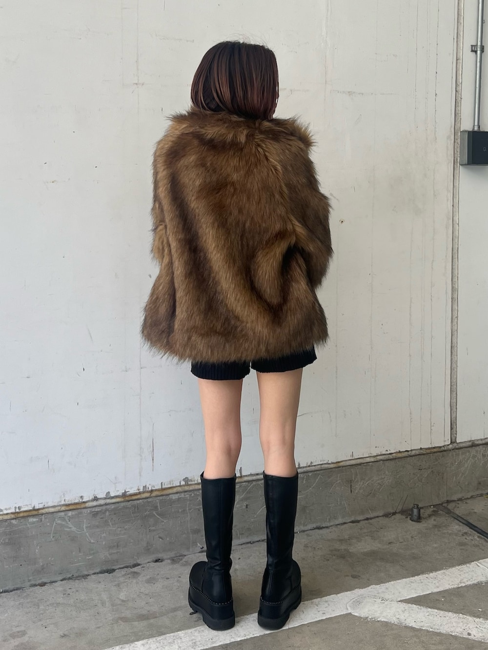 ブラウン系のその他アウター、ブラック系のTシャツ/カットソー、ブラック系のその他パンツを着用したレディースの秋コーディネートの2枚目の写真