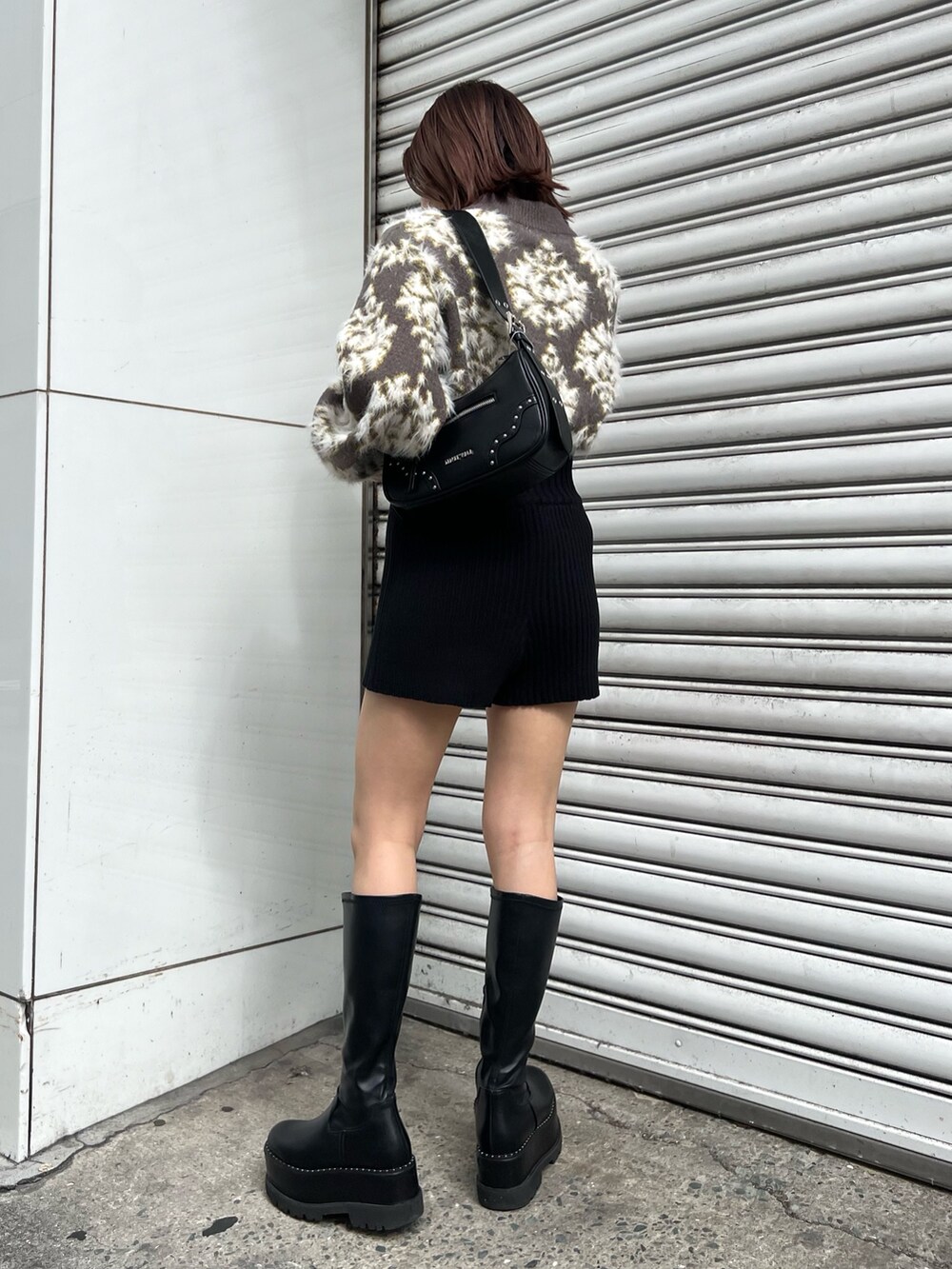 ブラウン系のニット/セーター、ブラック系のハンドバッグ、ブラック系のその他パンツを着用したレディースの秋コーディネートの4枚目の写真