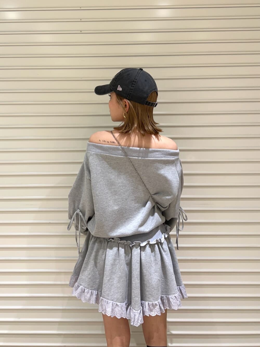 グリーン系のスカート、グレー系のスカートを着用したレディースの春コーディネートの5枚目の写真