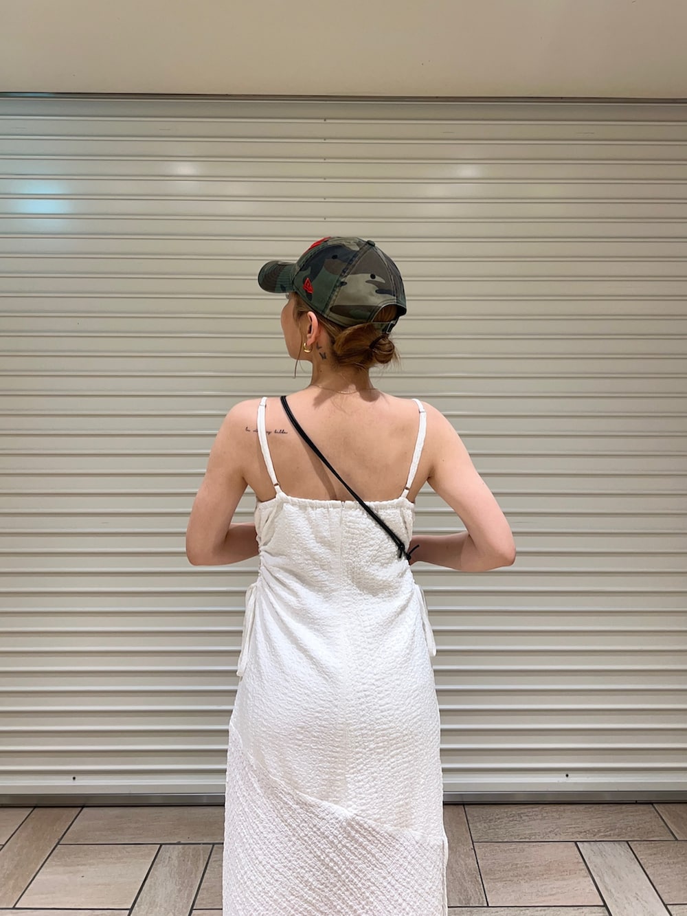 ホワイト系のワンピース、その他のキャップを着用したレディースの夏コーディネートの5枚目の写真