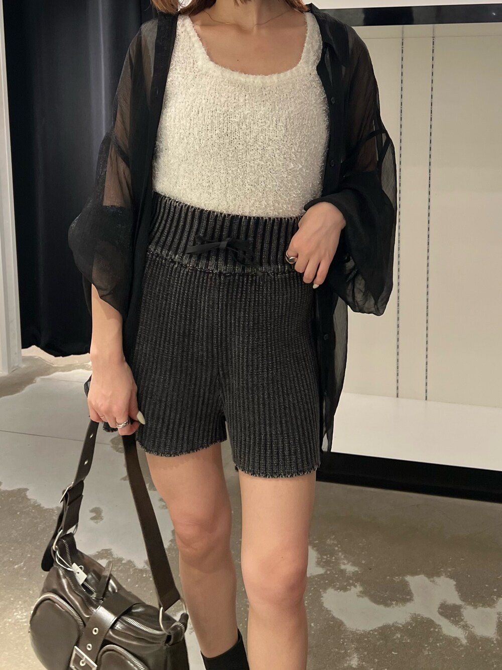 ブラック系のシャツ/ブラウス、ホワイト系のニット/セーター、ブラウン系のハンドバッグを着用したレディースの夏コーディネートの7枚目の写真