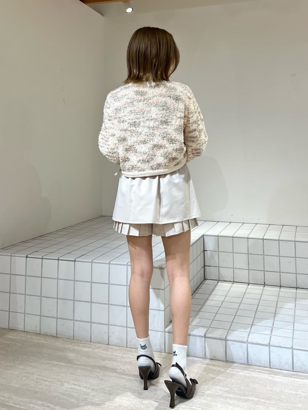 ピンク系のカーディガン/ボレロ、ホワイト系のその他パンツ、イエロー系のTシャツ/カットソーを着用したレディースの冬コーディネートの3枚目の写真