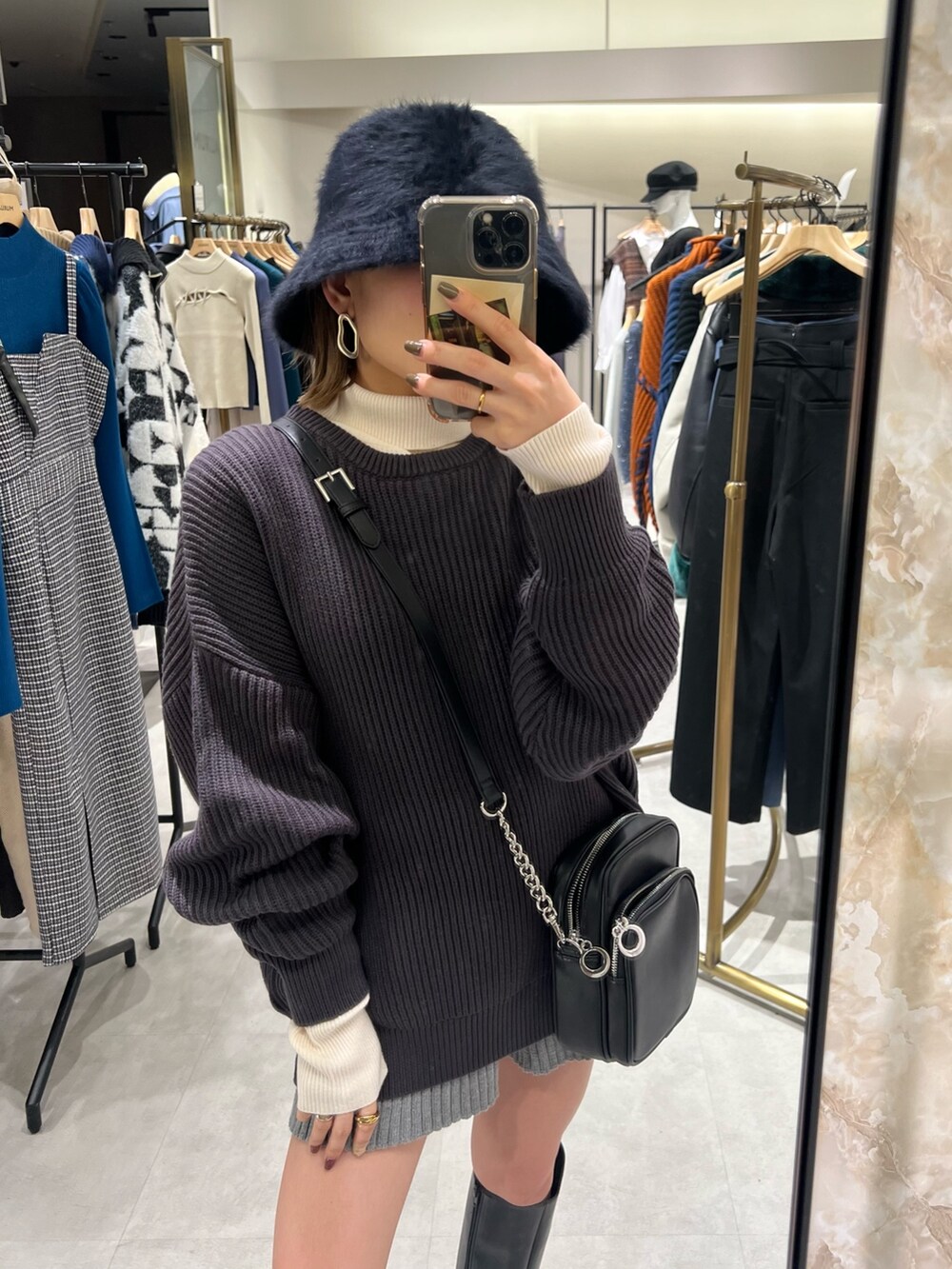グレー系のニット/セーター、ホワイト系のニット/セーター、グレー系のその他パンツを着用したレディースの秋コーディネートの2枚目の写真