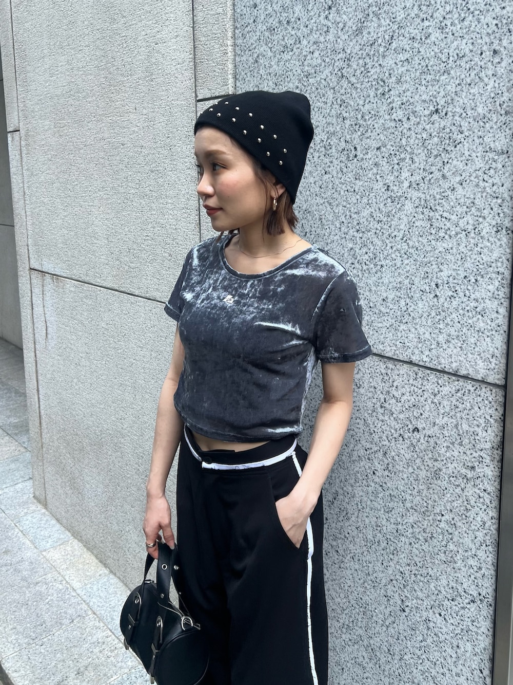 ブルー系のTシャツ/カットソー、ブラック系のその他パンツ、ブラック系のサンダルを着用したレディースの夏コーディネートの5枚目の写真