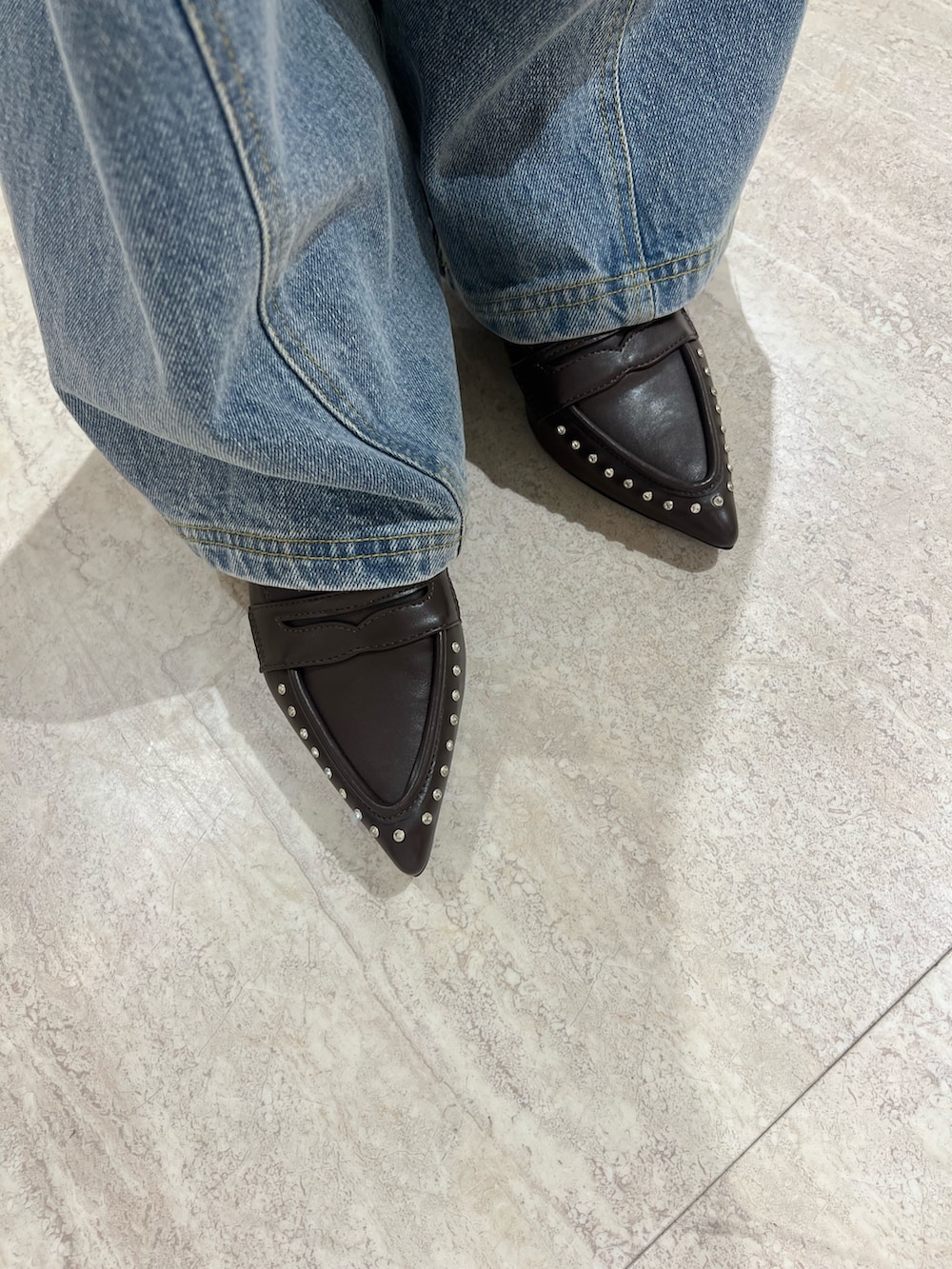 ブルー系のその他パンツ、ブラック系のサンダル、ブラック系のカーディガン/ボレロを着用したレディースの冬コーディネートの5枚目の写真