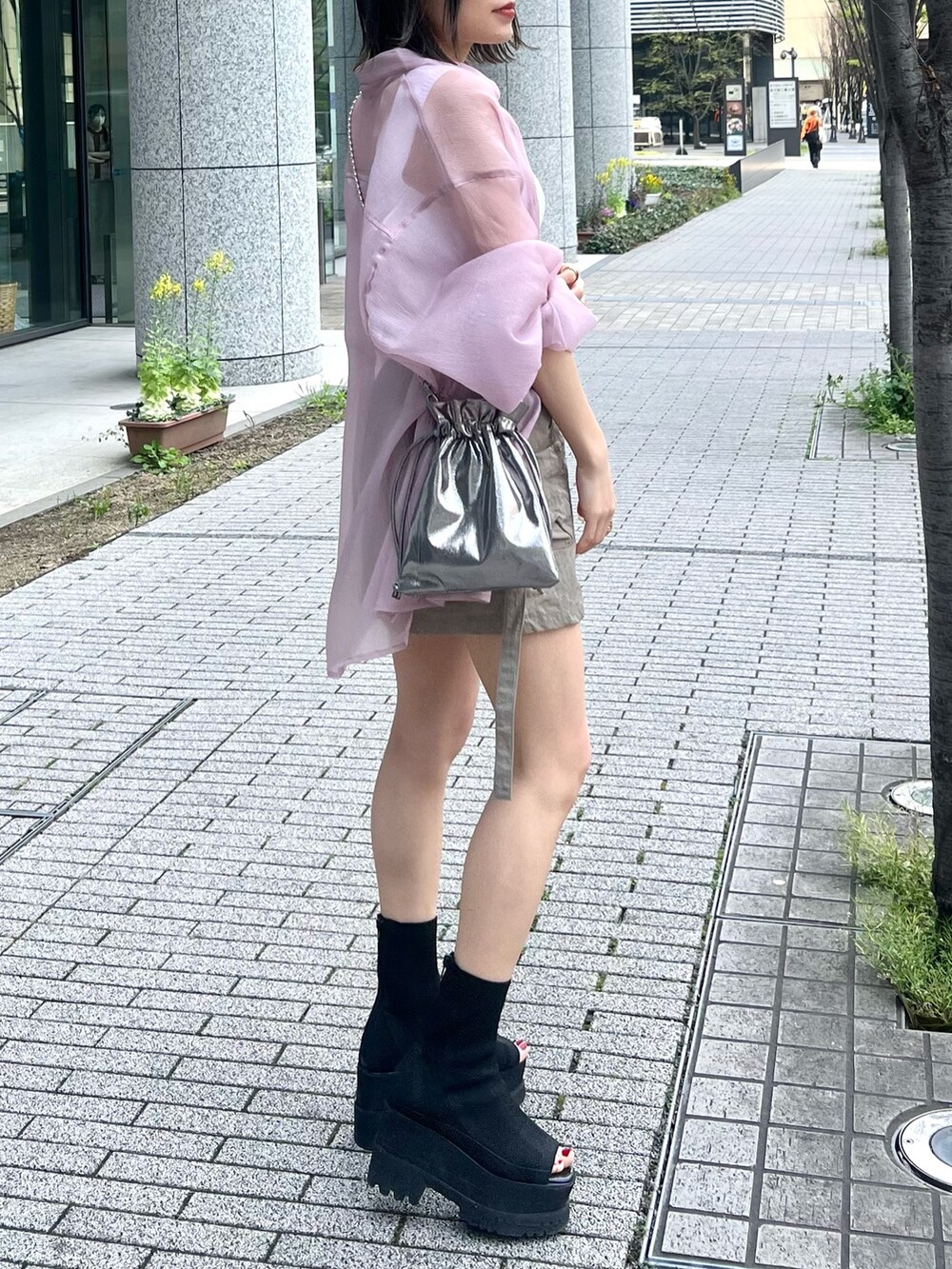 ピンク系のシャツ/ブラウス、ホワイト系のニット/セーター、グレー系のショルダーバッグを着用したレディースの春コーディネートの4枚目の写真