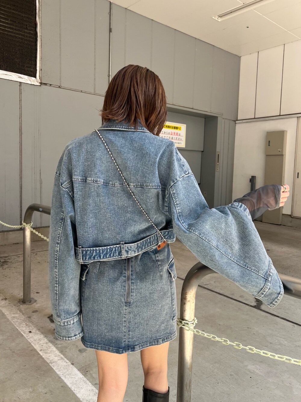 ブラック系のショルダーバッグ、ブラック系のブーツ、その他のTシャツ/カットソーを着用したレディースの夏コーディネートの6枚目の写真