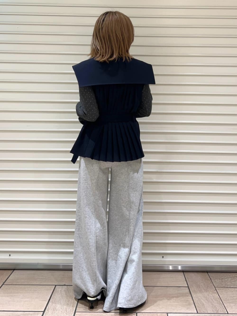 グレー系のその他パンツ、ブラック系のサンダル、ブルー系のその他アウターを着用したレディースの春コーディネートの3枚目の写真