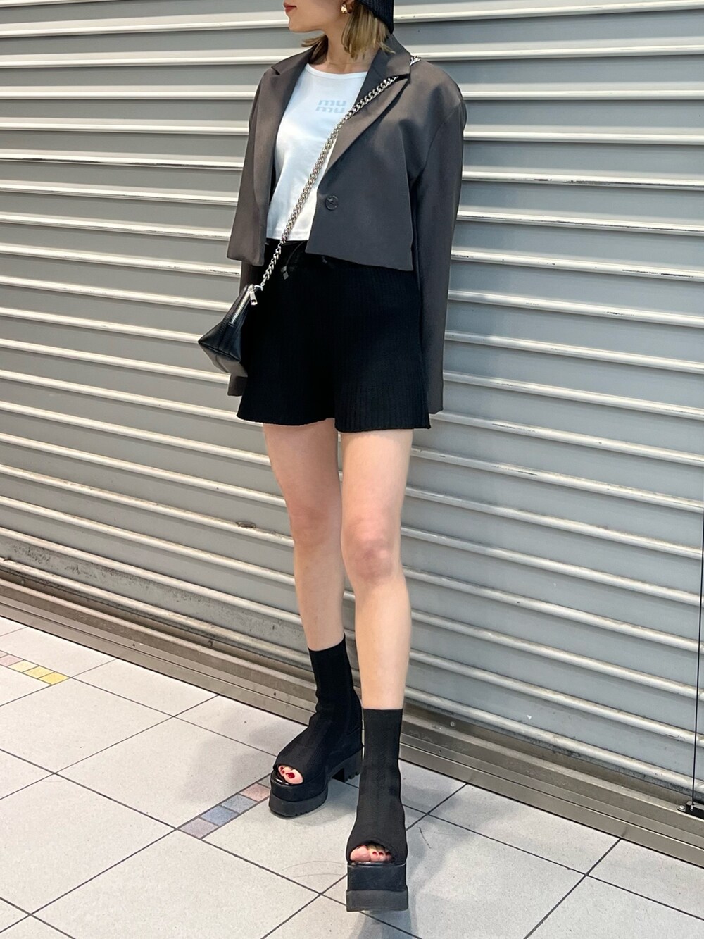 グレー系のテーラードジャケット、ブラック系のその他パンツ、ブラック系のブーツを着用したレディースの春コーディネートの4枚目の写真