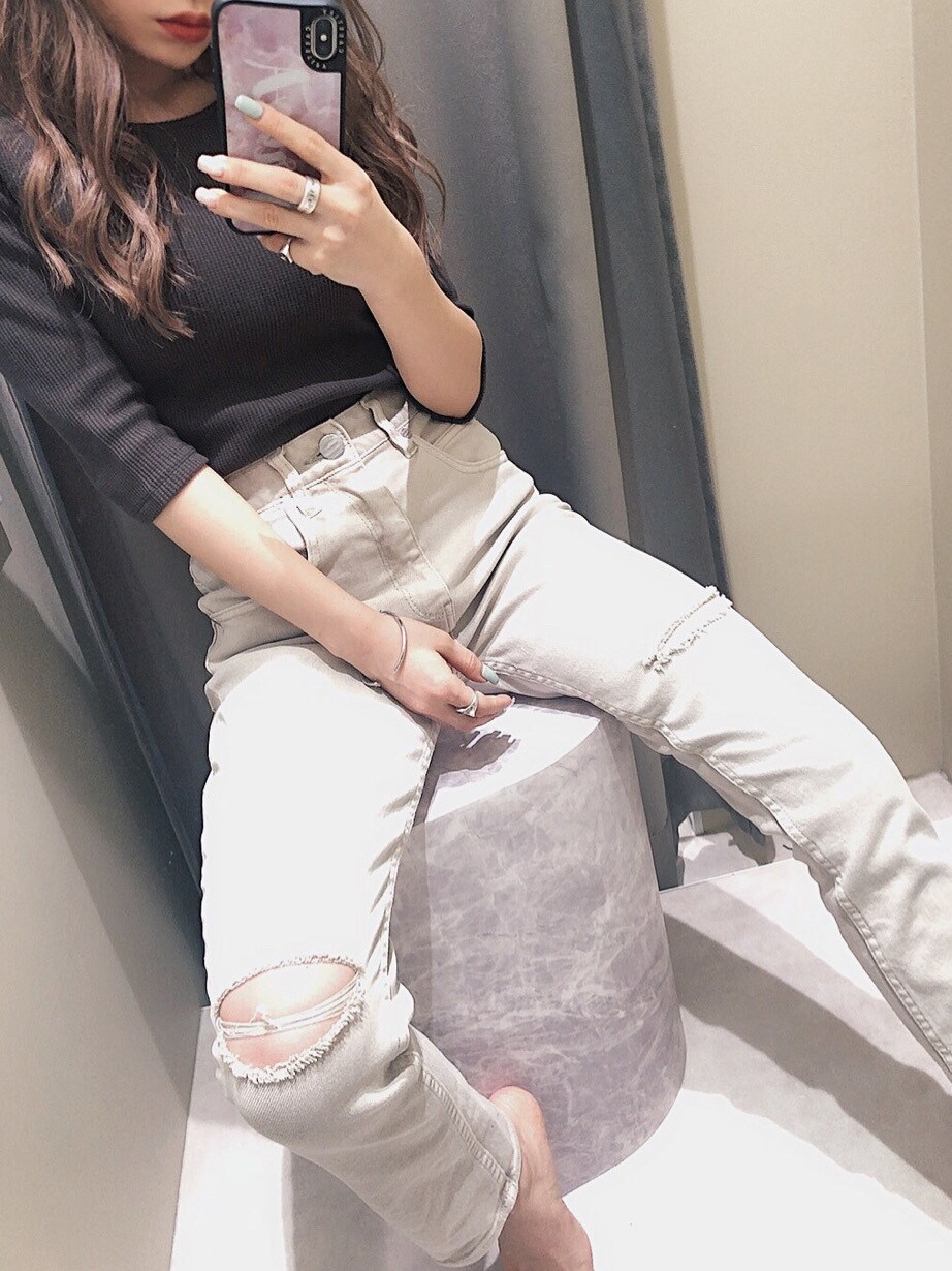 グレー系のその他パンツ、グレー系のTシャツ/カットソーを着用したレディースの春コーディネートの2枚目の写真