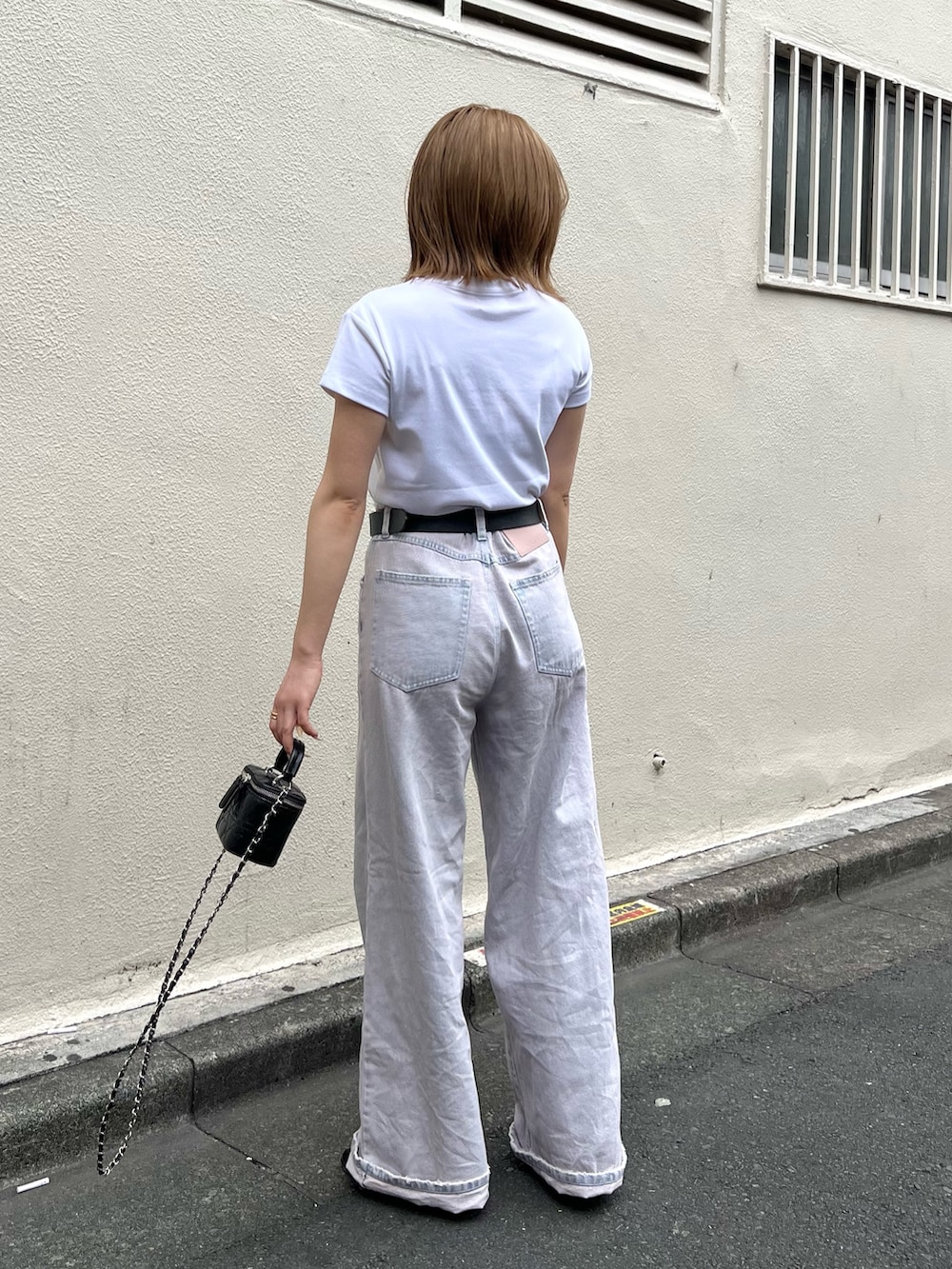 ピンク系のデニムパンツ、ホワイト系のTシャツ/カットソーを着用したレディースの夏コーディネートの3枚目の写真