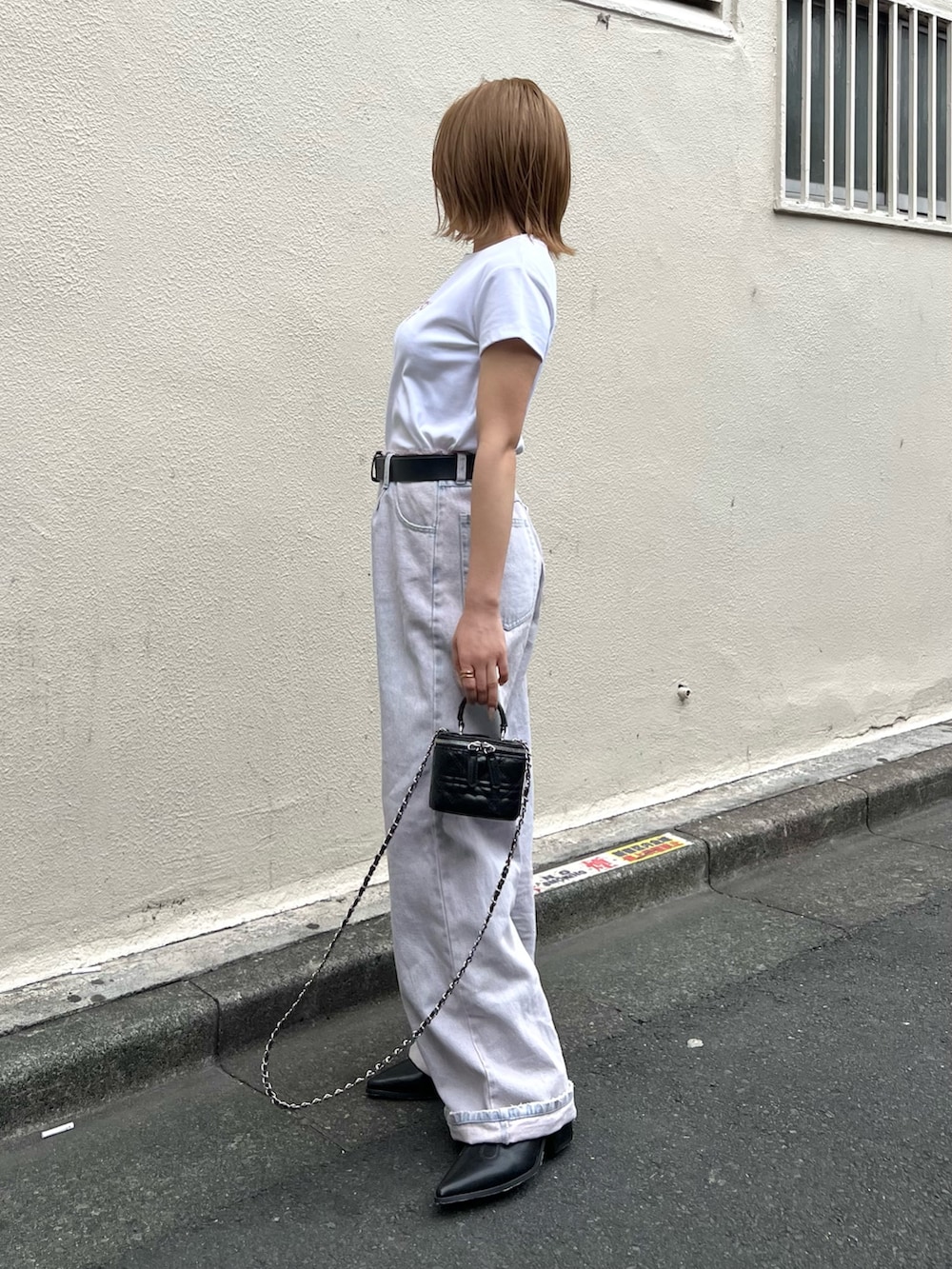 ピンク系のデニムパンツ、ホワイト系のTシャツ/カットソーを着用したレディースの夏コーディネートの2枚目の写真