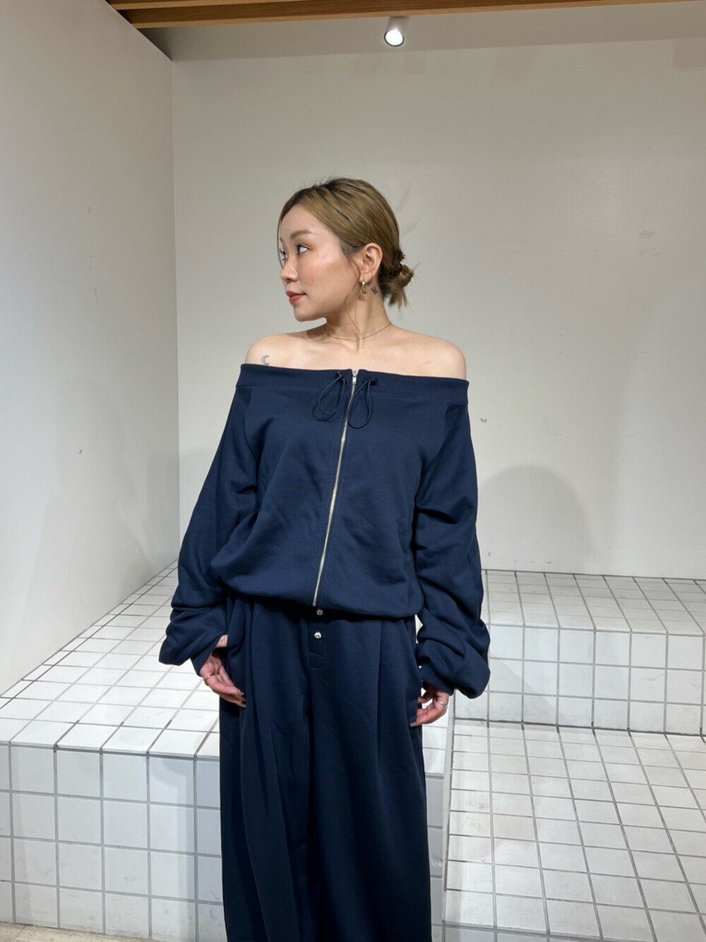 ブラック系のサンダル、ブルー系のスウェット、ブルー系のその他パンツを着用したレディースの春コーディネートの4枚目の写真