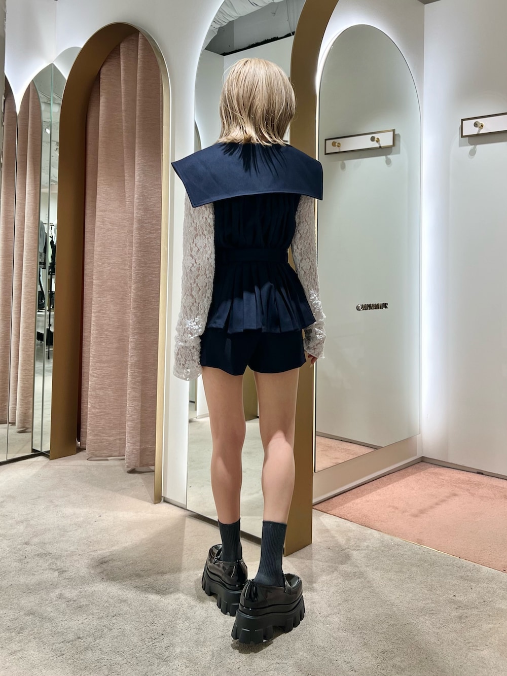 ブラック系のローファー、ブルー系のベスト、ブルー系のその他パンツを着用したレディースの秋コーディネートの3枚目の写真