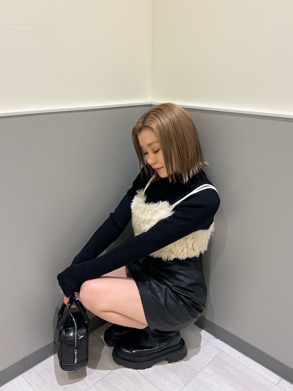 ベージュ系のニット/セーター、ブラック系のニット/セーター、ブラック系のブーツを着用したレディースの冬コーディネートの5枚目の写真