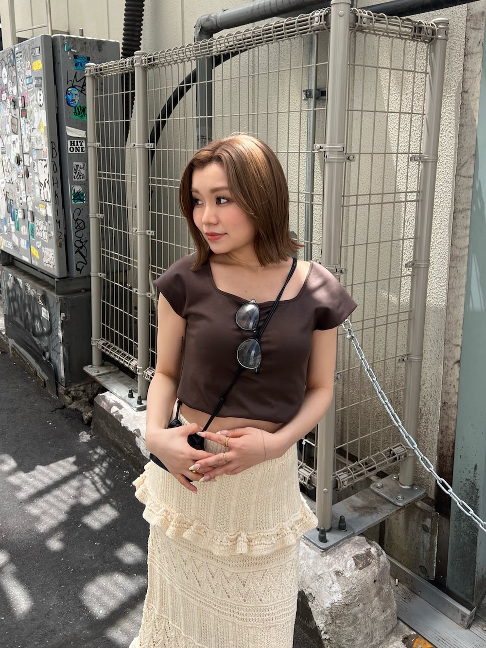 ブラウン系のTシャツ/カットソー、ホワイト系のスカートを着用したレディースの春コーディネートの4枚目の写真