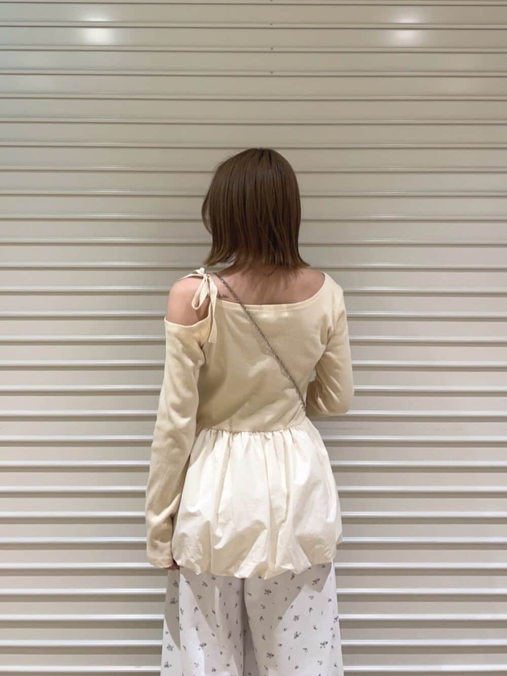 イエロー系のTシャツ/カットソー、ホワイト系のその他パンツを着用したレディースの春コーディネートの5枚目の写真